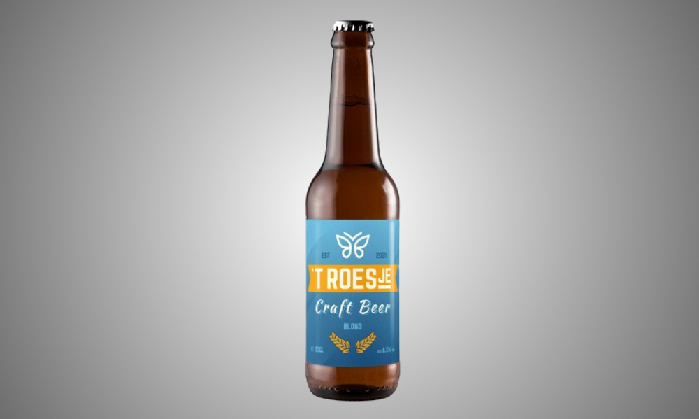 Bruine bierfles met blauw etiket van 