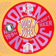 Geel bieretiket van Jopen Sour N' Sweet met rood rond logo, iconen en barcode.