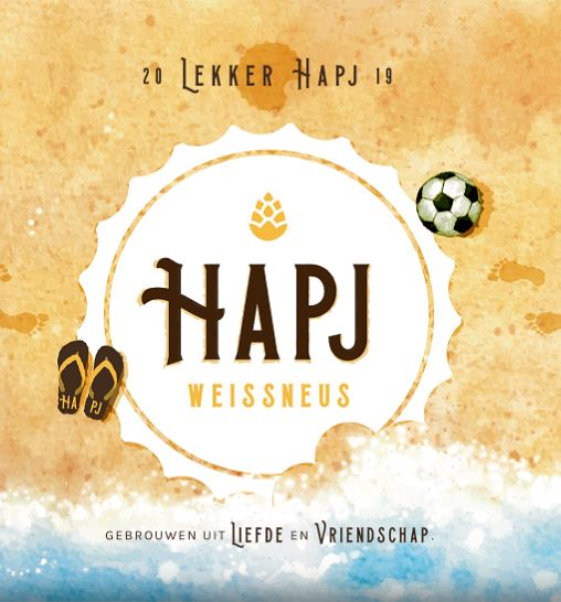 Etiketontwerp voor HAPJ Weissneus met wit embleem, beige achtergrond, voetbal en slippers.