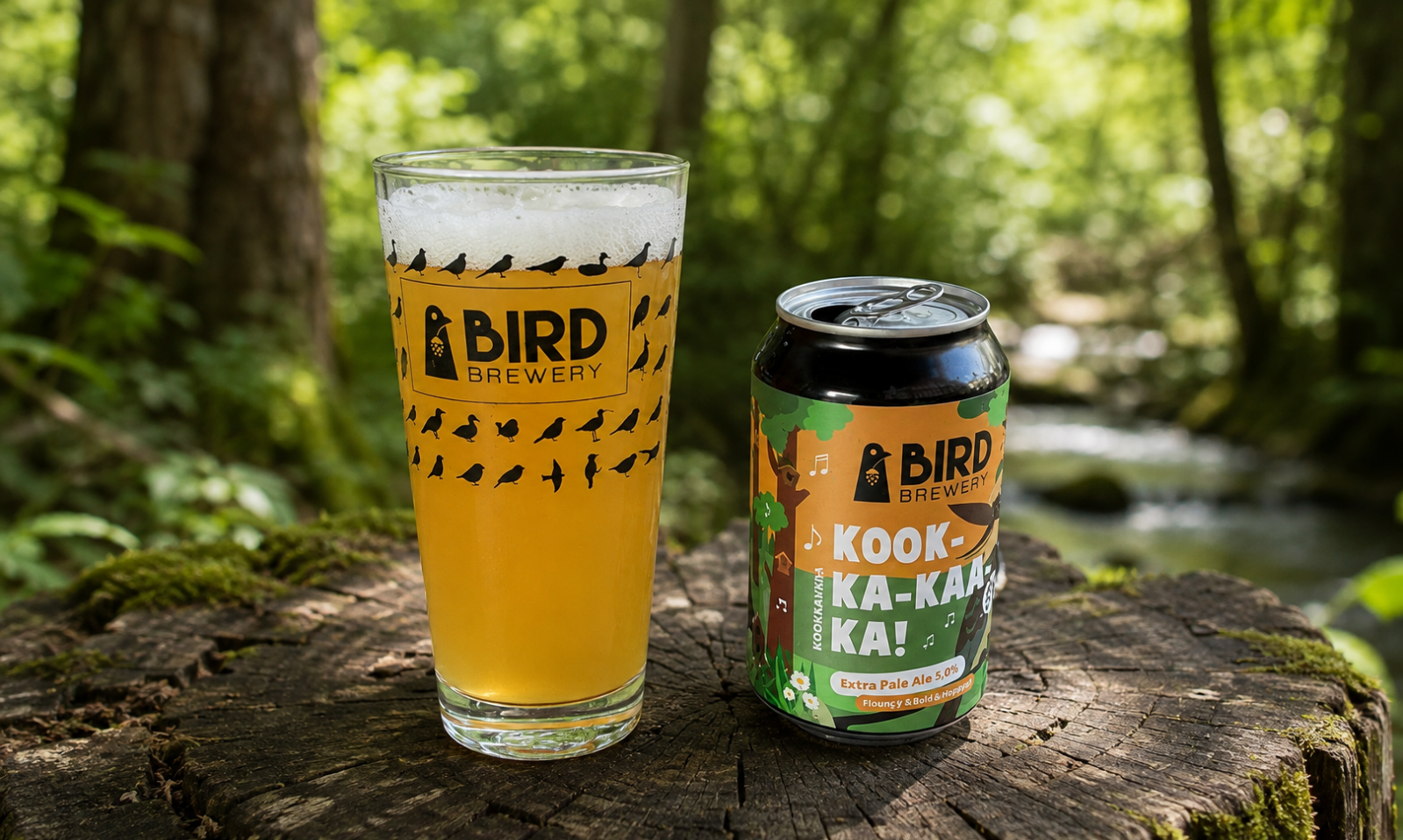Glas en blik Bird Kook-ka-kaa-ka bier op een boomstronk in een groen bos bij een beek.