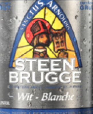 Close-up van Steenbrugge Wit-Blanche met condens en het Sint-Arnoldus logo op een grijs etiket.