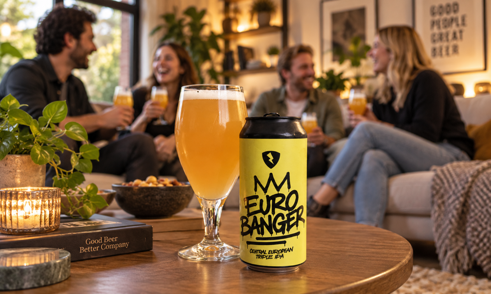 Blik Euro Banger en glas blond bier op tafel, met vrienden op de bank in een warme woonkamer.