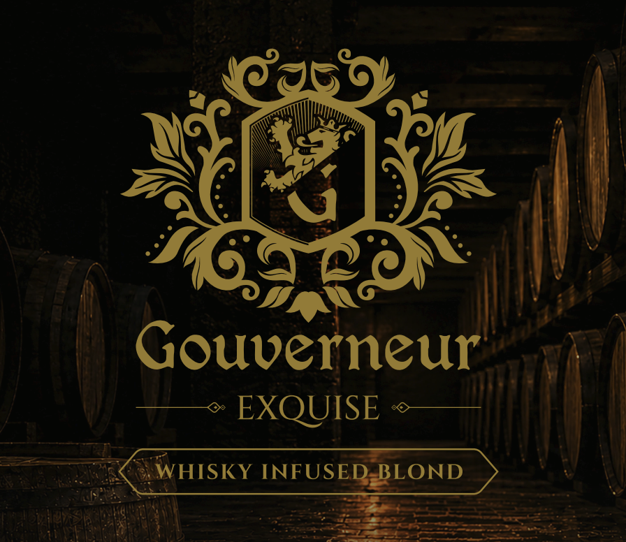 Gouden Gouverneur Exquise-logo voor whisky infused blond bier in een donkere kelder met houten vaten.