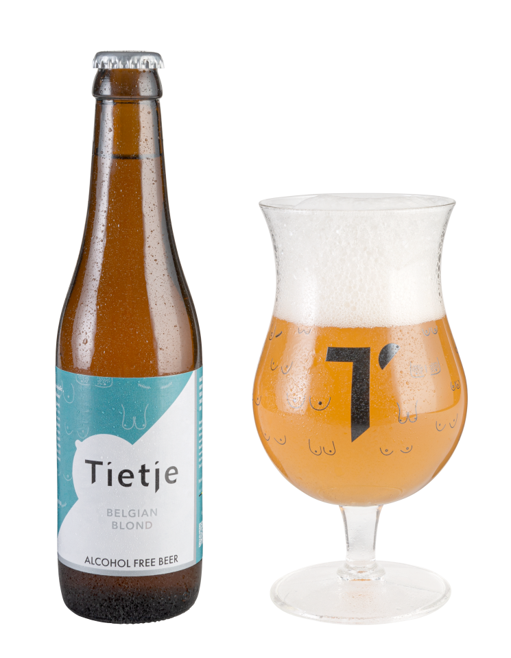 Fles Tietje alcoholvrij blond bier naast gevuld glas met schuimkraag op zwarte achtergrond