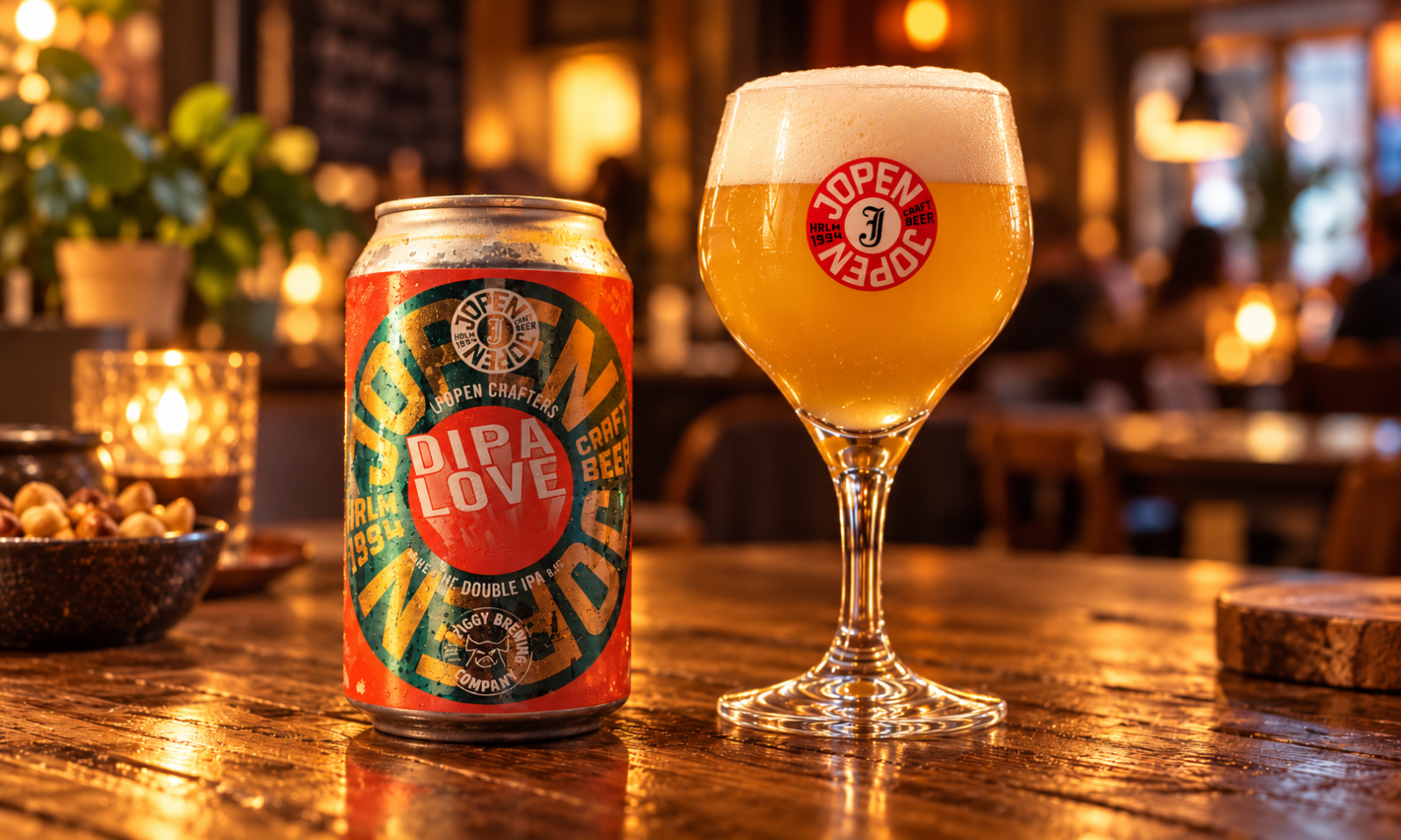 Blik Jopen DIPA Love naast een gevuld bierglas op een houten bar in warm cafélicht.