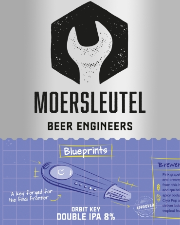 Moersleutel Orbit Key bliklabel met zwart logo en blauwe blueprint-illustratie van een sleutelvormig ruimteschip.