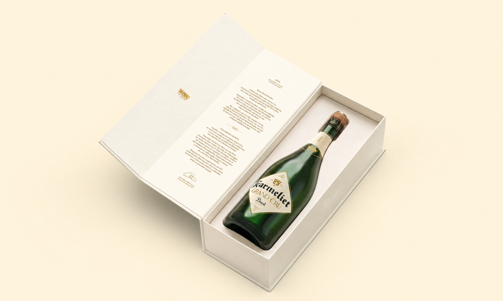 Groene fles Karmeliet Grand Cru Brut in open witte luxe doos met tekst in de deksel