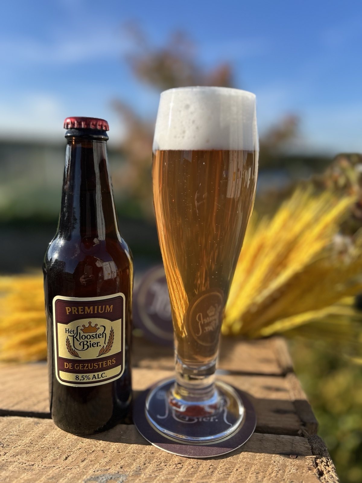 Fles en glas van Hét Klooster Bier De Gezusters