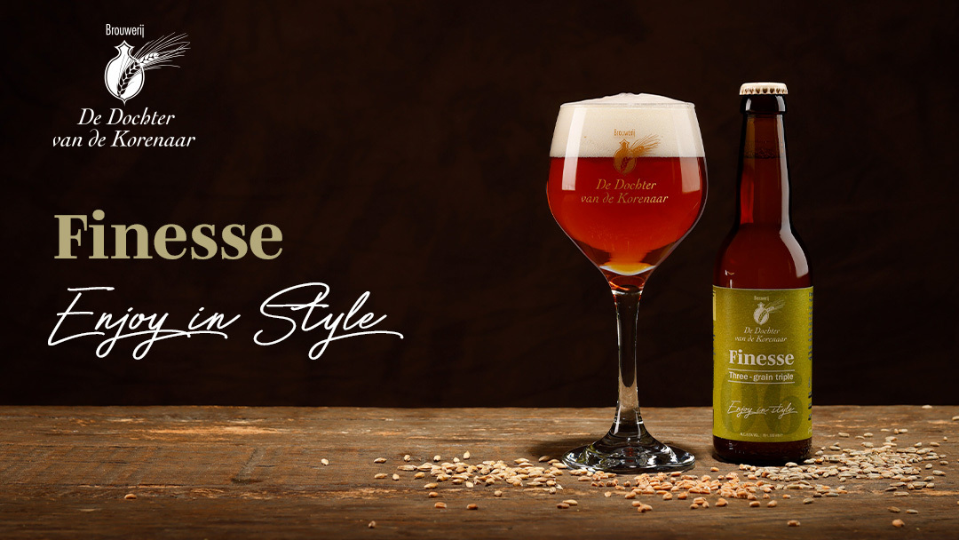Fles en glas Finesse van De Dochter van de Korenaar op een houten tafel