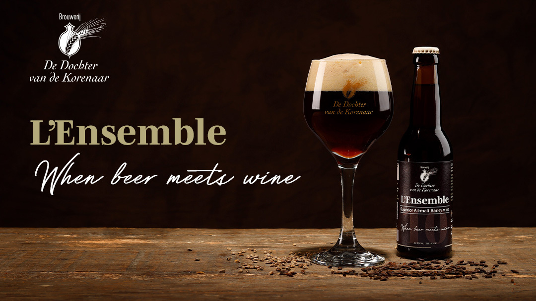 Fles en glas L'Ensemble van De Dochter van de Korenaar op een houten tafel