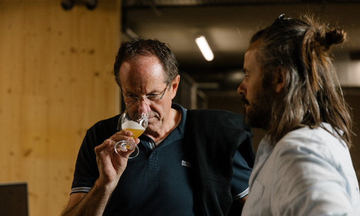 Brouwmeester Rob Habets ruikt aan het Vlierfluiter bier