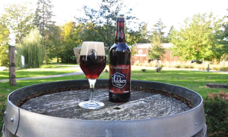 Dulcken bier grote fles en glas
