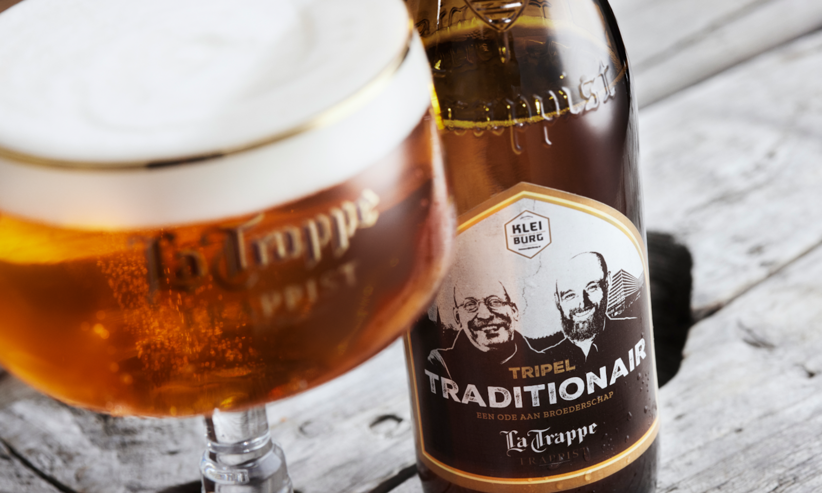 Tripel Traditionair bier flesje en glas Tripel Traditionair bier flesje en glas
