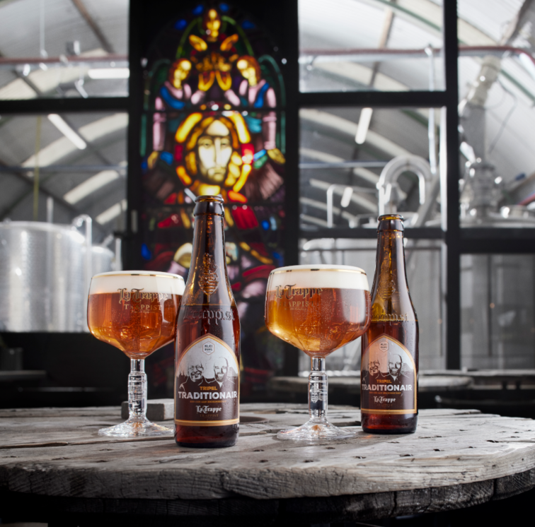 2 flessen en glazen Tripel Traditionair