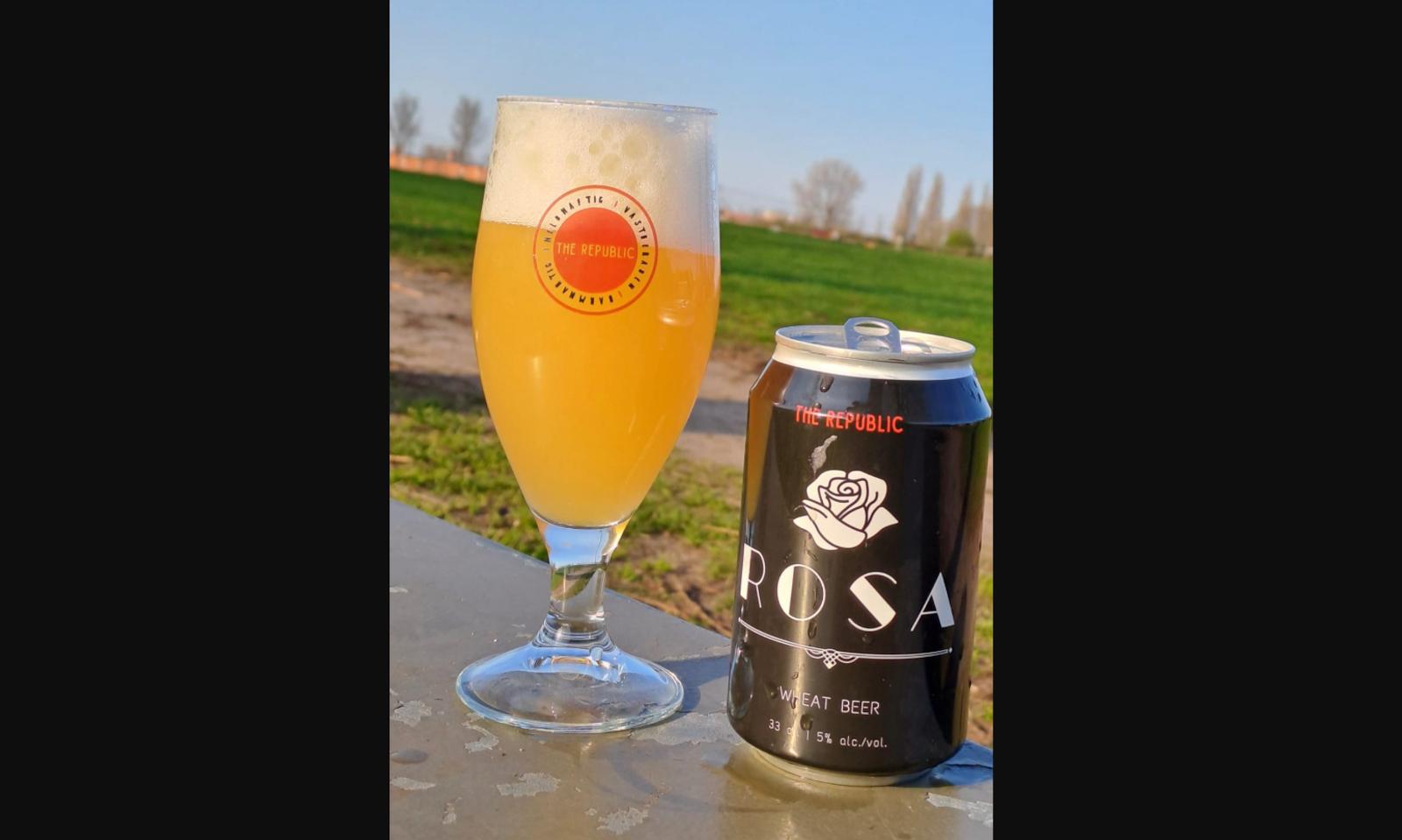 Rosa bier blikje en glas