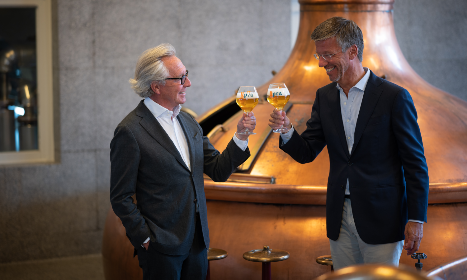 Edouard Vermeulen en Omer Jean vander Ghinste proosten met Ypra