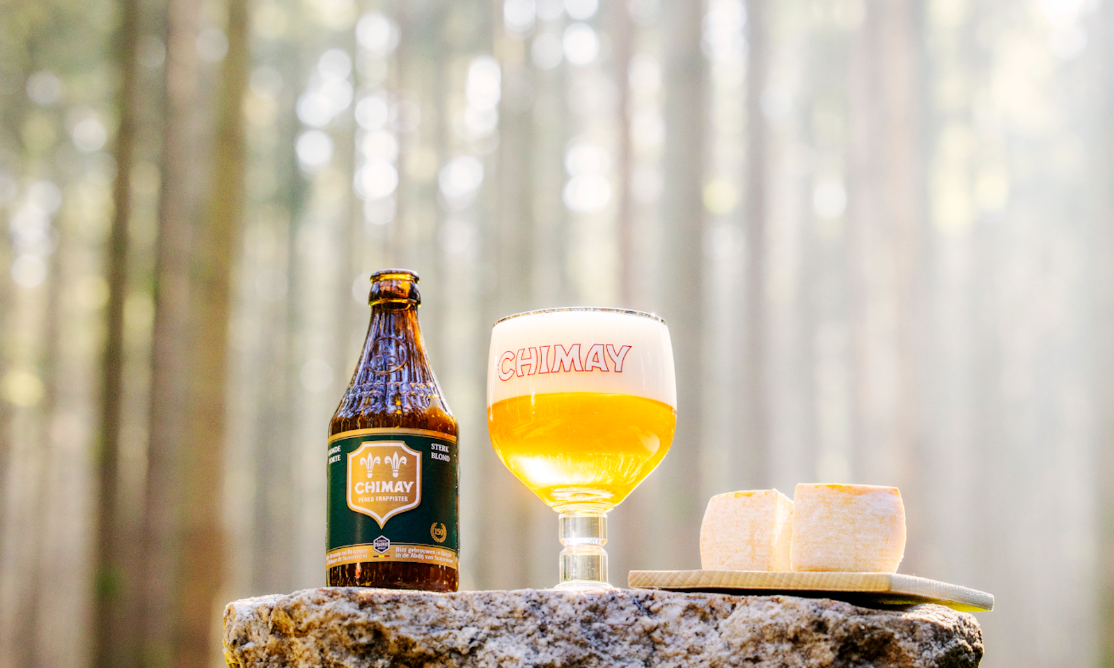 Chimay 150 bier en kaas ernaast Chimay 150 bier en kaas ernaast