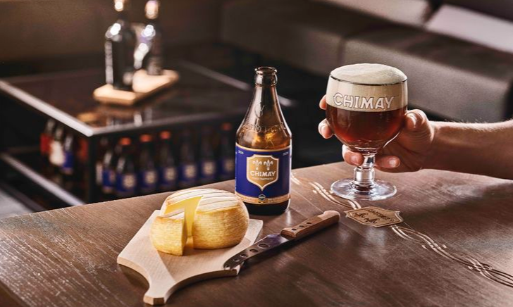 Chimay Blauw met een kaasje ernaast Chimay Blauw met een kaasje ernaast