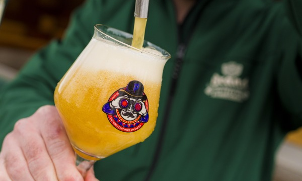 Brand Paaspop Blond bier van de tap