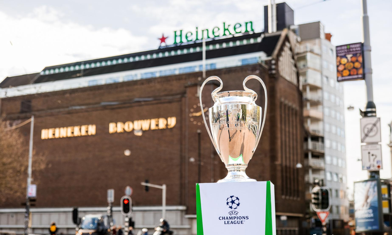 UEFA Champions Leaugue Trophy naar de Heineken Experience