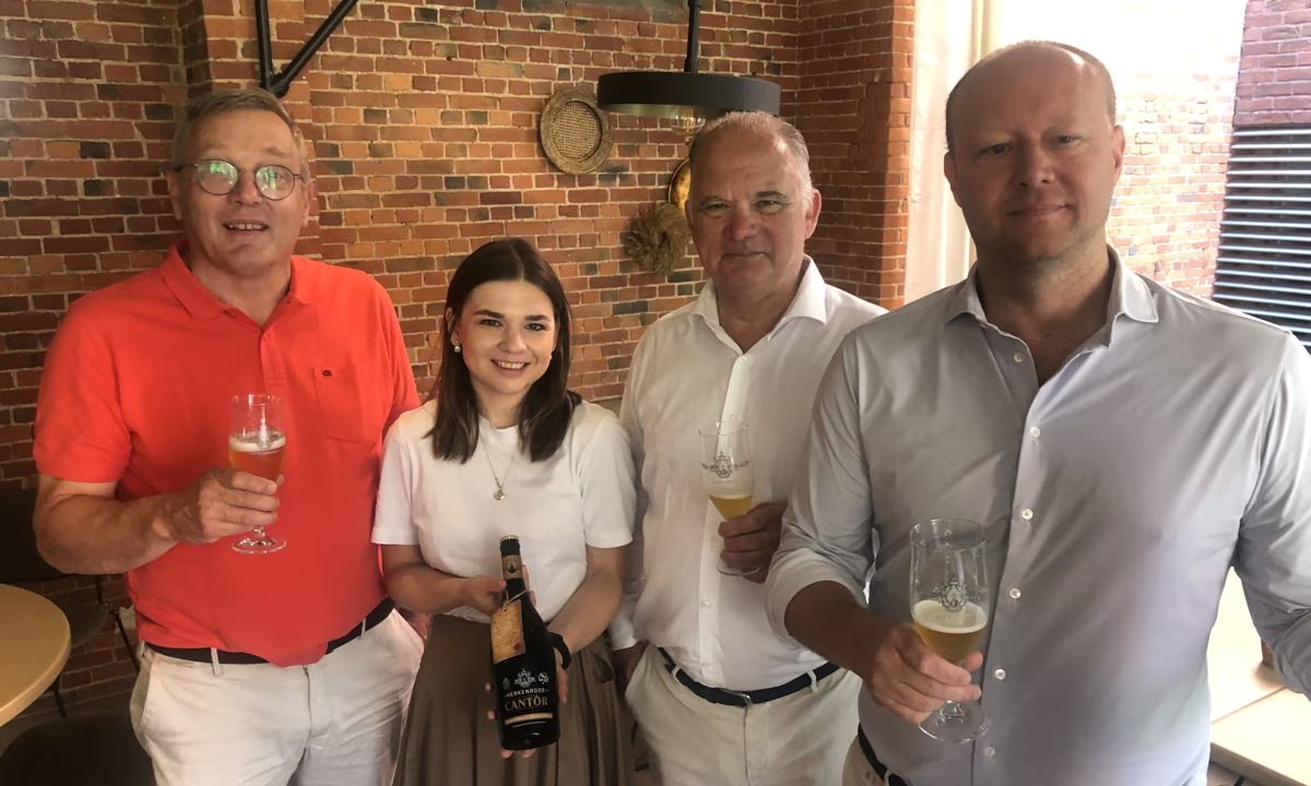Herkenrode Cantor gelanceerd: Jenever infused blond bier Luc Smeets, voorzitter vzw Herkenrode, Céleste en Michel Fryns, en Jef Cornelissen Jr van de gelijknamige brouwerij bij de voorstelling van Herkenrode Cantor