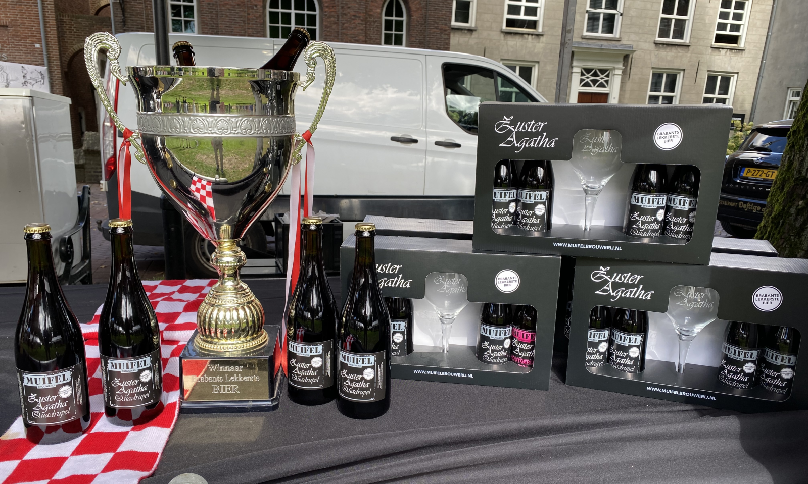 Zuster Agatha bieren en bierpakketten met bokaal van het 'Lekkerste bier van Brabant'