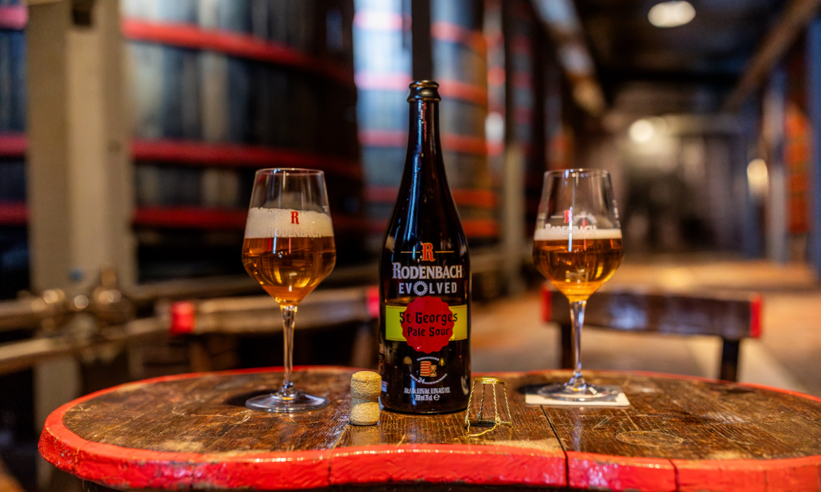 Rodenbach Evolved fles van 75cl en twee glazen ernaast