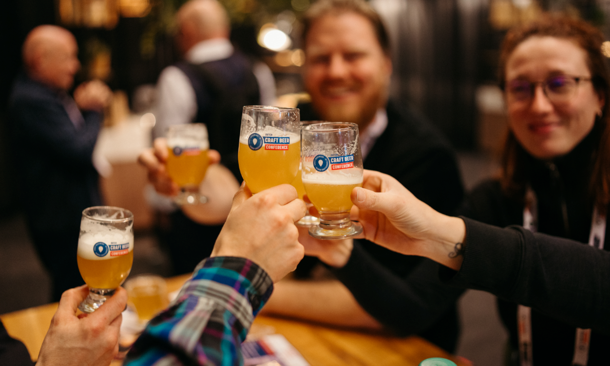 Proosten met bierglaasjes van CRAFT