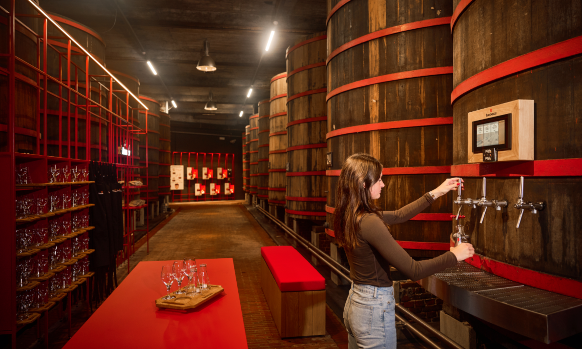 Zelf Rodenbach blenden Dame tapt Rodenbach binnen in de brouwerij