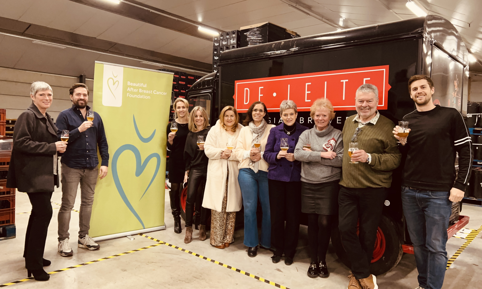 Tietje NA bier gelanceerd in maand tegen borstkanker Tietje NA bier gelanceerd in maand tegen borstkanker