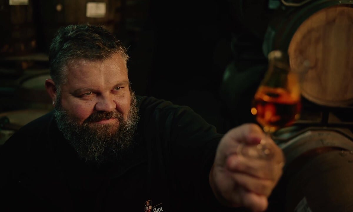 Brouwerij Micha van Hertog Jan bekijkt whisky