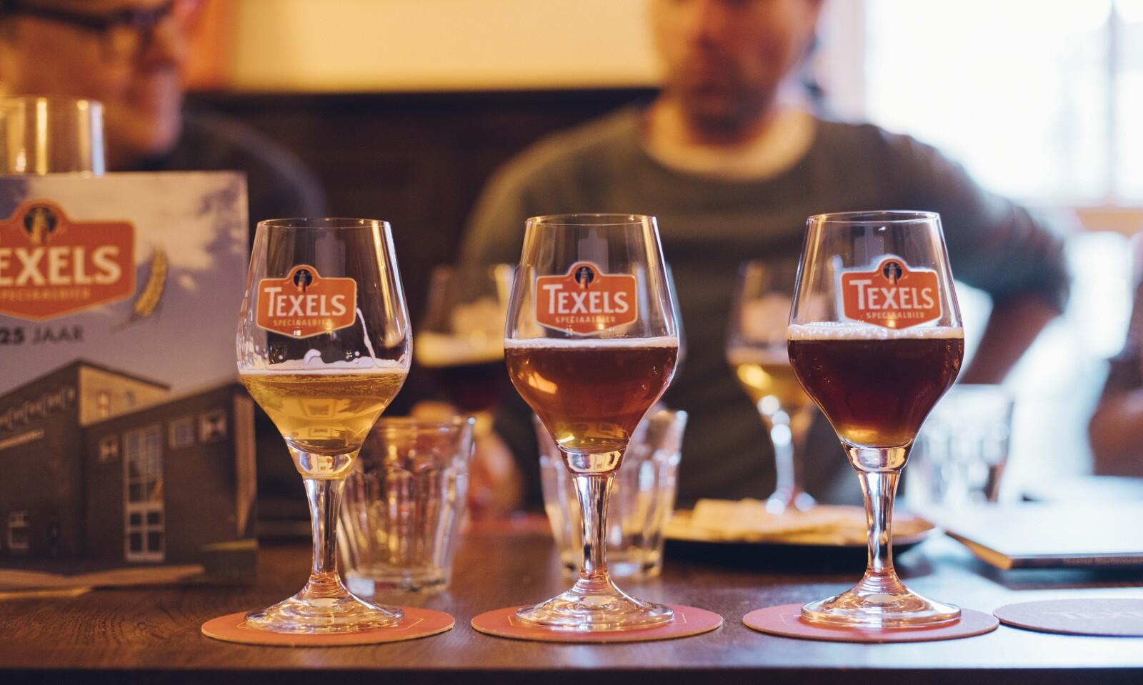 Texels Geduld drie varianten met eigenaar Biernet.nl Jeroen Jaspers op de achtergrond Texels Geduld drie varianten met eigenaar Biernet.nl Jeroen Jaspers op de achtergrond
