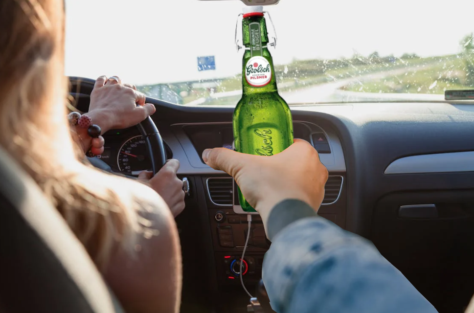 bestuurder krijgt bier aangereikt