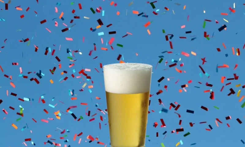 Plastic beker bier tijdens carnaval