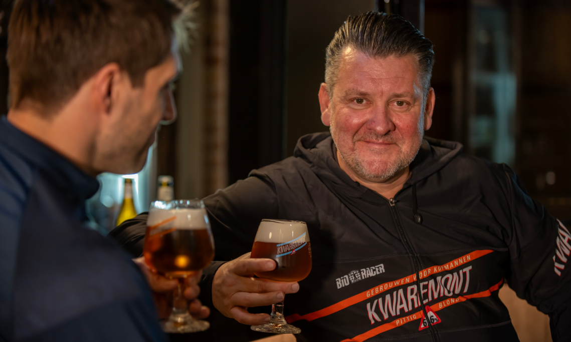 Nico Mattan met alcoholvrij Kwaremont bier Nico Mattan met alcoholvrij Kwaremont bier