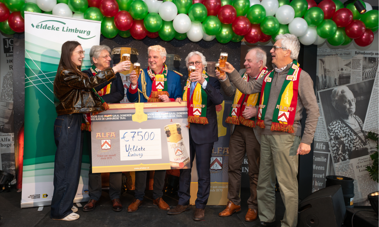 Proosten en overhandiging cheque bij Alfa Brouwerij tijdens carnaval 2025