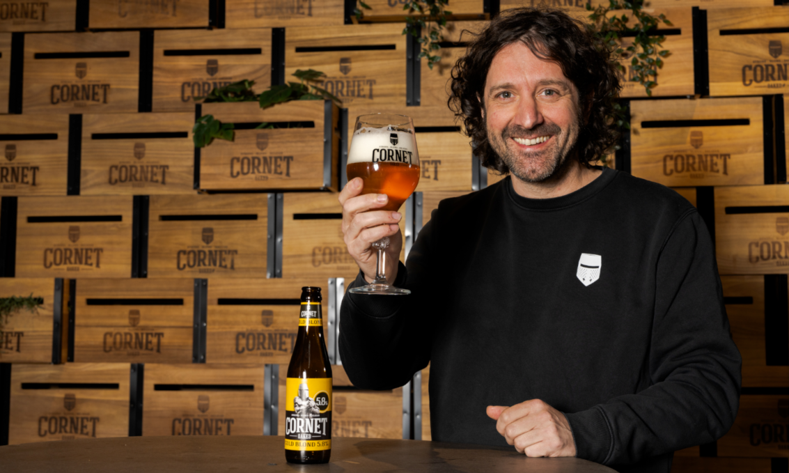 Cornet Gold Blond bier in de hand van brouwer Stijn Cornet Gold Blond bier in de hand van brouwer Stijn