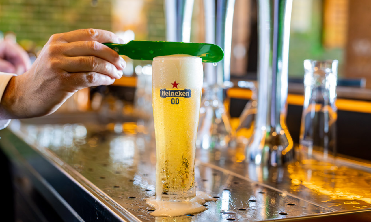 Heineken 0.0 pilsje afschuimen