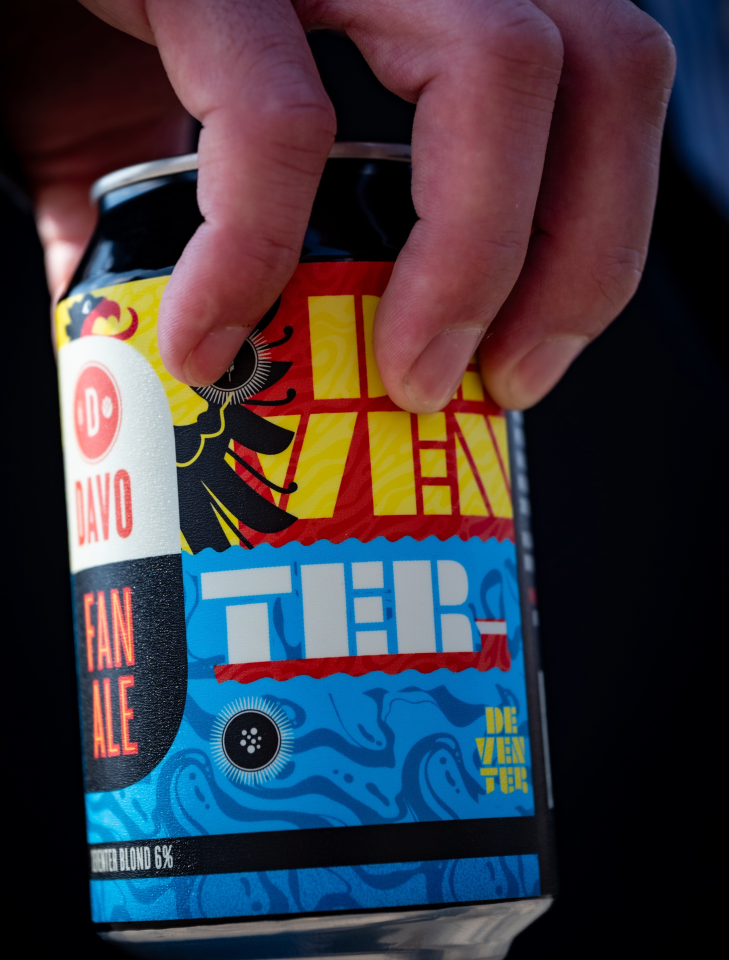 Blikje Fan Ale van DAVO in de hand