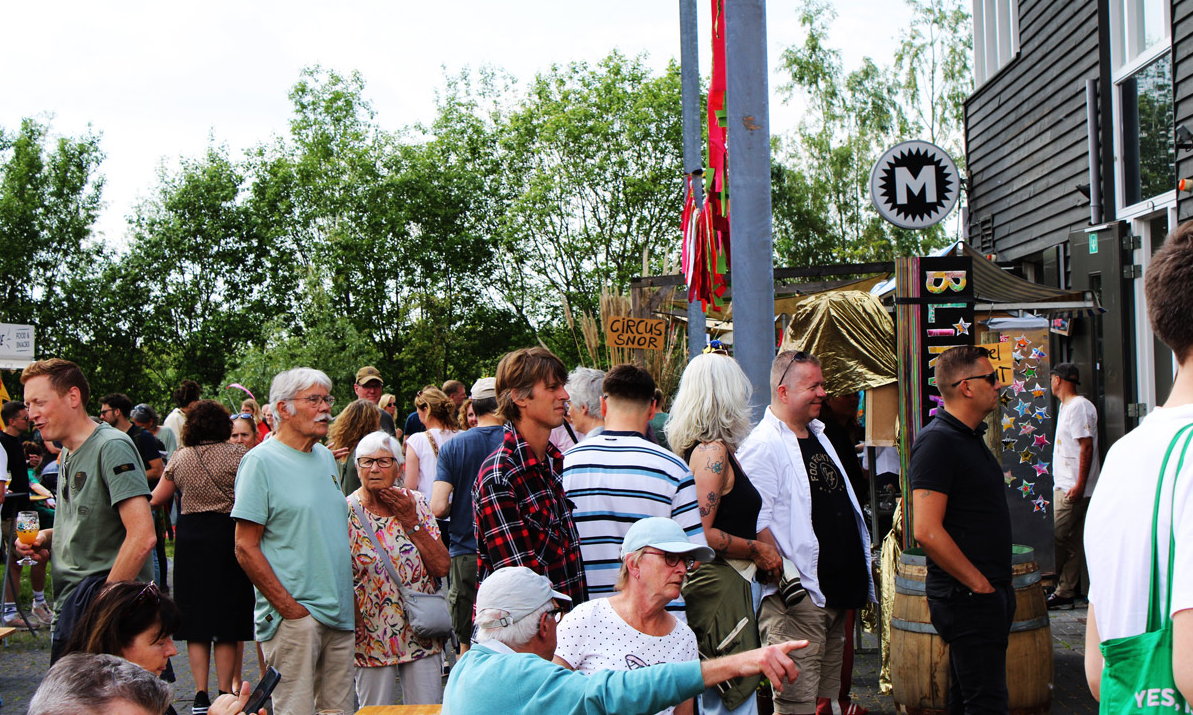 Een heleboel mensen buiten bij Maximus Brouwerij