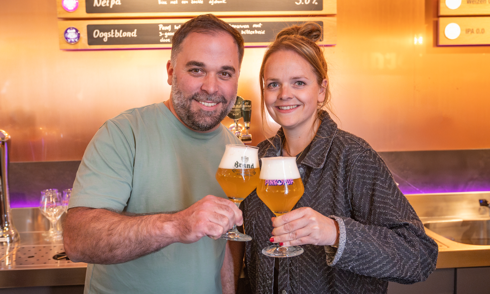 Brand lanceert bier voor Pinkpop: Lichte Weizen Brand brouwmeester Nils Reichhardt (l) en Tirsa Creusen van Pinkpop (r) proosten met een Pinkpop Lichte Weizen