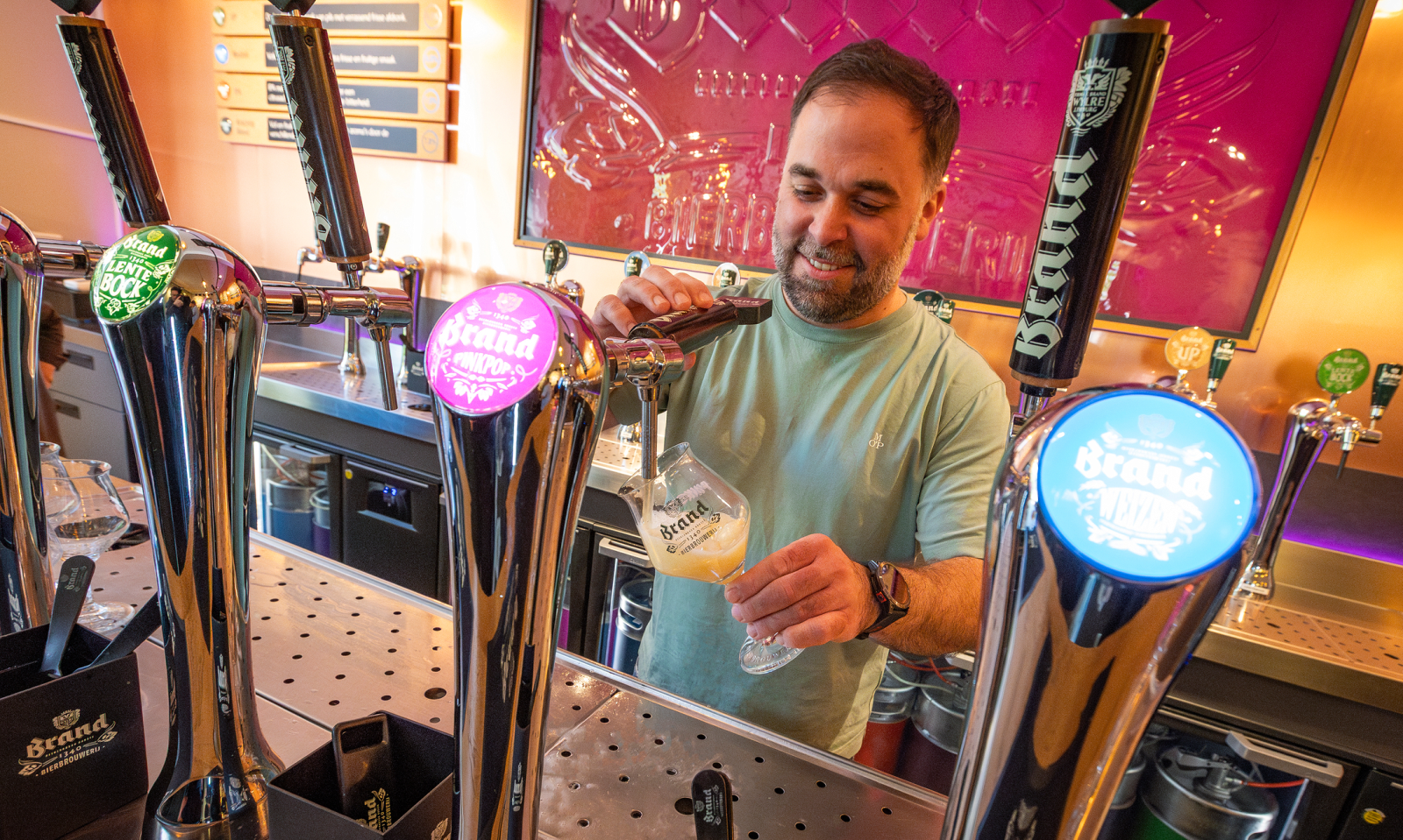 Brand brouwmeester Nils Reichhardt tapt Brand Pinkpop bier