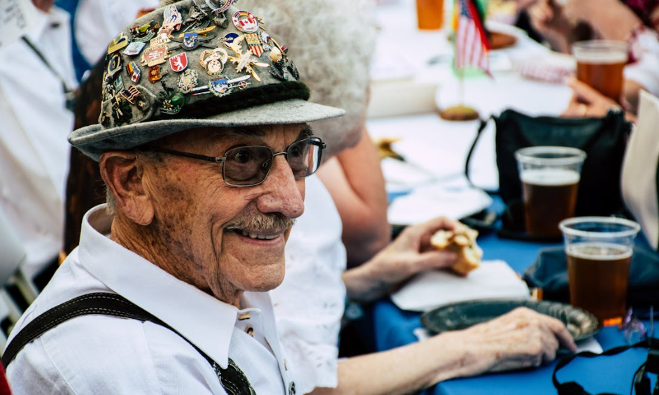 Man met duits jagershoedje tijden oktoberfest
