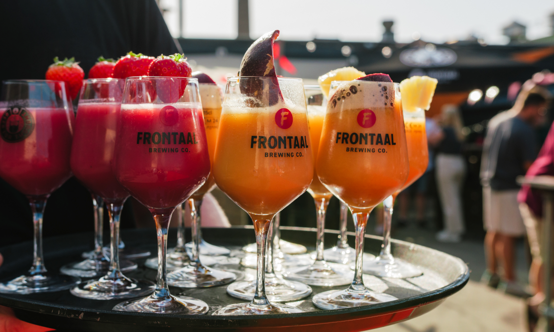 Frontaal bier op een dienblad met fruit erbij