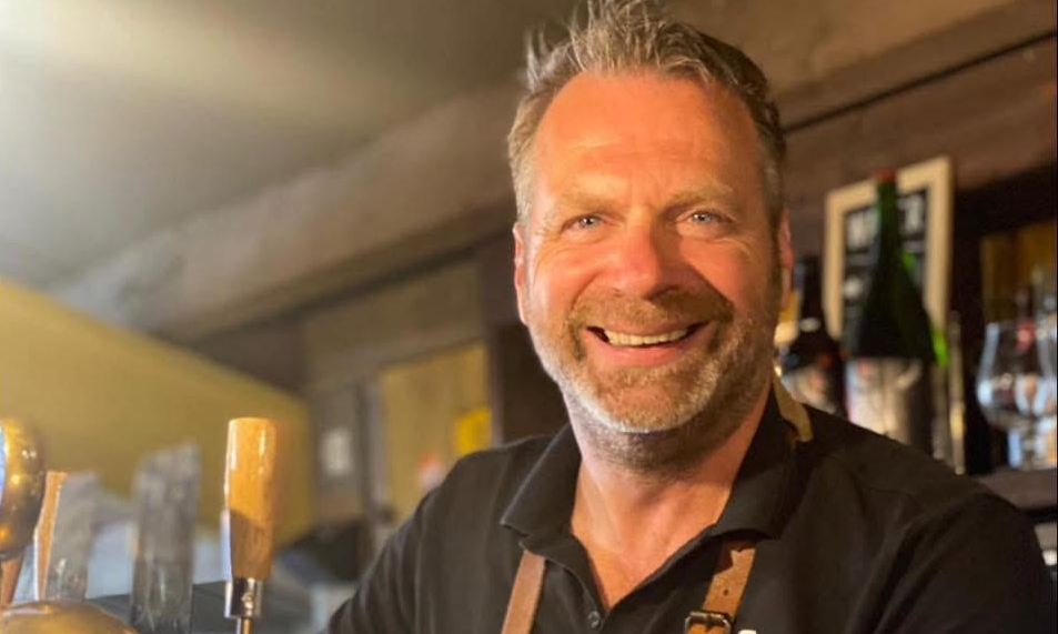 Hans Noorman aan het tappen
