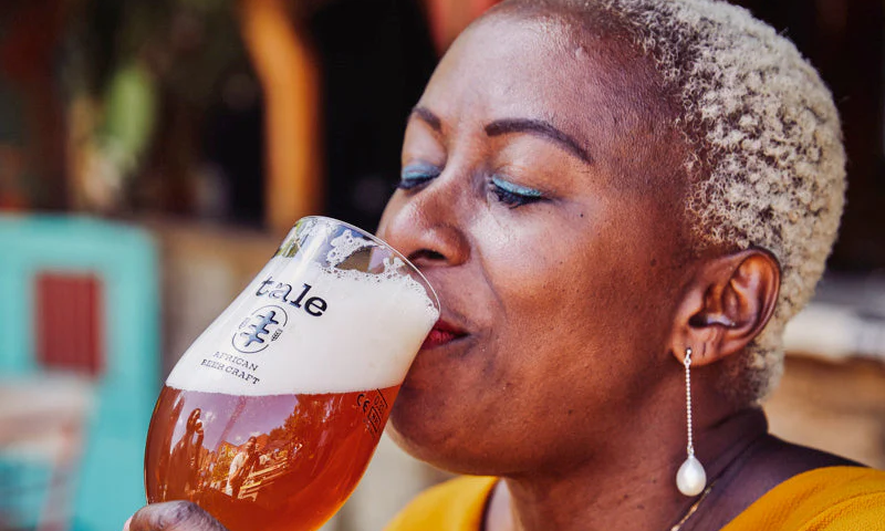 Vrouw drinkt Tale bier