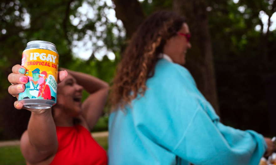 Meisje achterop de fiets met een blik IPGAY bier