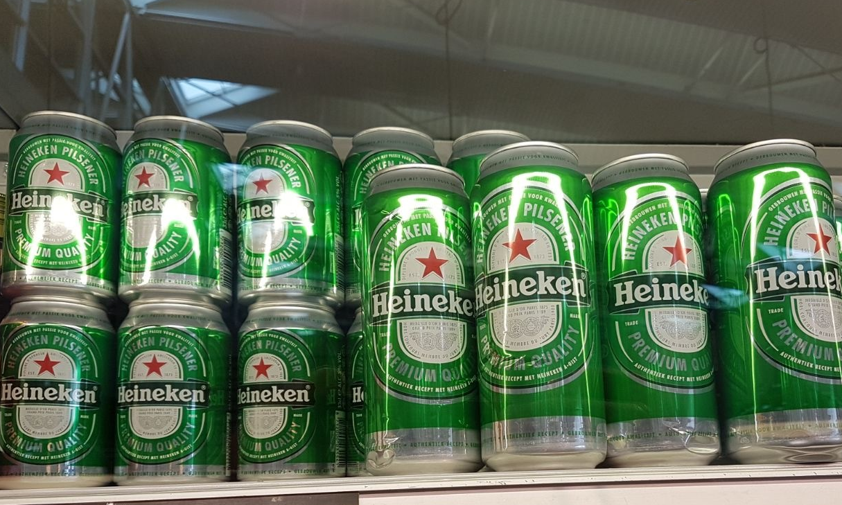 Blikken Heineken bier in het schap
