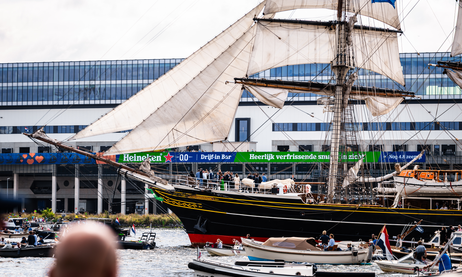 Drijvende Heineken bar op het IJ tijdens SAIL 2025