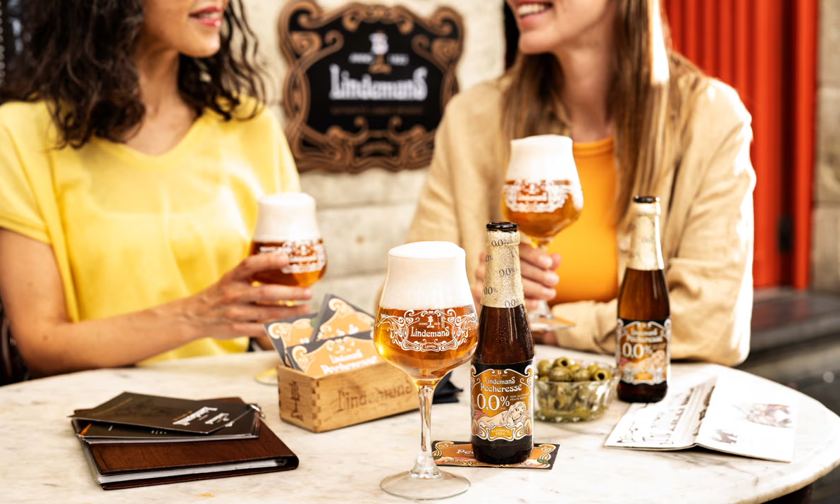 Twee dames op een terras met Lindemans Pecheresse 0,0%